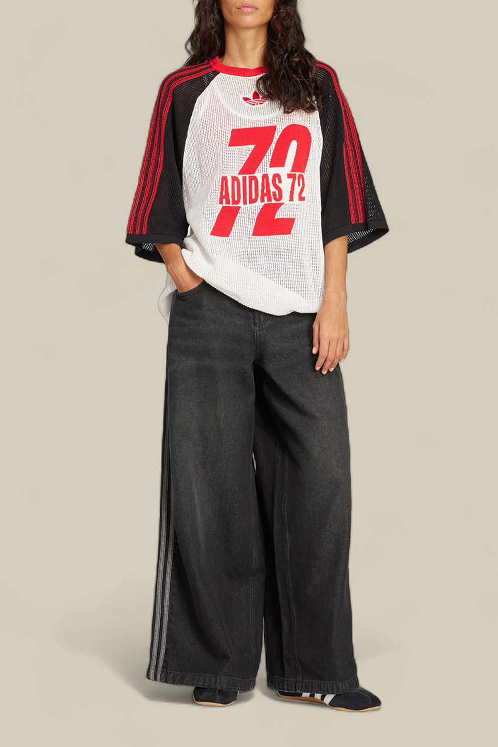 תמונת כל הלוק של מכנסי ג'ינס בגזרה רחבה